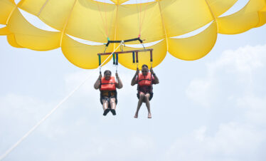 parasailing punta cana sobre el mar turquesa