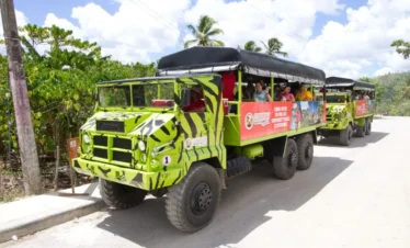 Turistas en camión safari explorando plantaciones en Punta Cana