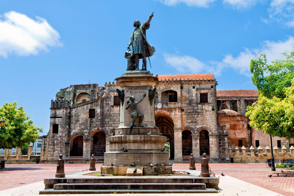 Guía explicando la historia en la Zona Colonial de Santo Domingo