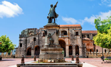Guía explicando la historia en la Zona Colonial de Santo Domingo
