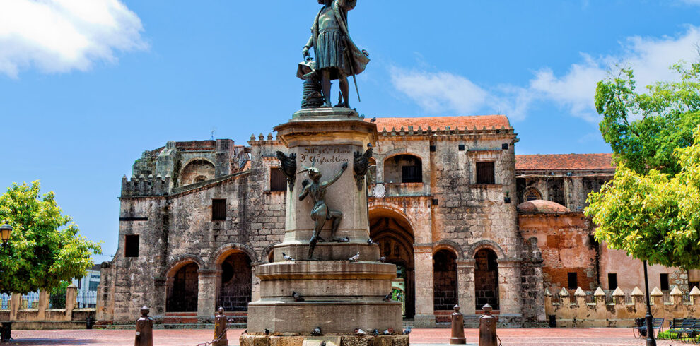 Guía explicando la historia en la Zona Colonial de Santo Domingo