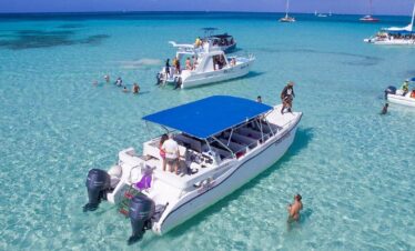 Vista aérea de Isla Saona con catamarán durante excursión desde Punta Cana