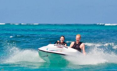 Pareja conduciendo lancha rápida en Speed Boat Punta Cana