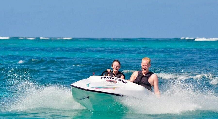 Pareja conduciendo lancha rápida en Speed Boat Punta Cana